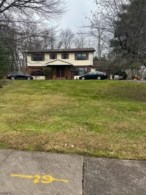 1 Glenbrook Ct, Whippany, NJ 07981