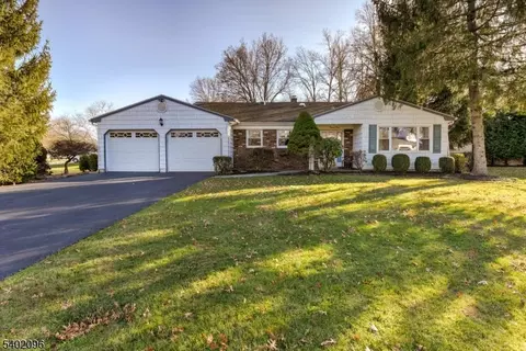 28 Chipper Dr, Kendall Park, NJ 08824