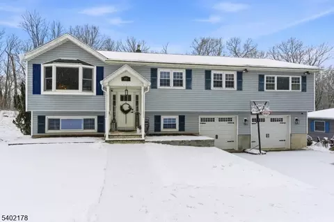 17 Rosemont Rd, Oak Ridge, NJ 07438