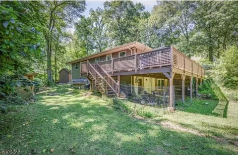 1 Stonewall Dr, Hamburg, NJ 07419