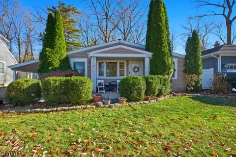 73 Page Dr, Oakland, NJ 07436