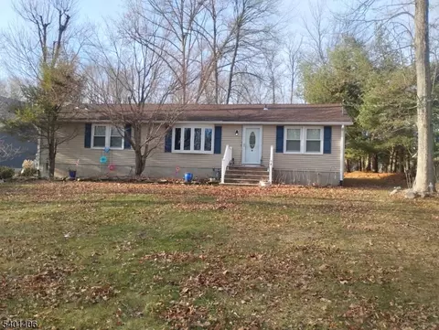 7 Michael Rd, Oak Ridge, NJ 07438