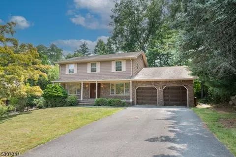 20 Whitewood Dr, Morris Plains, NJ 07950