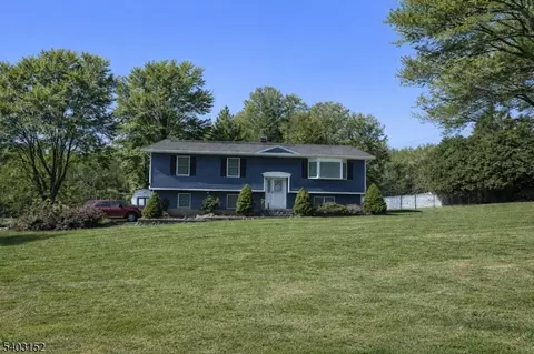 2 Robert St, Flanders, NJ 07836