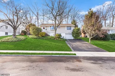 69 Hilltop Ter, Bloomingdale, NJ 07403