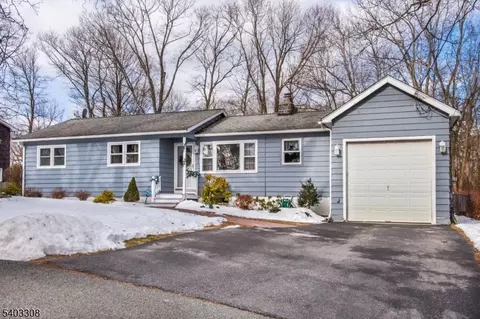 21 Mondamin Rd, Highland Lakes, NJ 07422