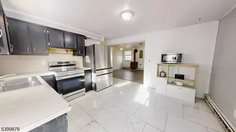 3 Dickerson Rd, Lake Hopatcong, NJ 07849