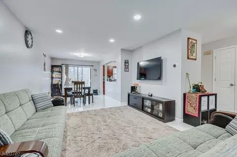 304 Maplecrest Rd, Edison, NJ 08820 photo 13