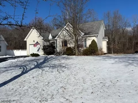 8 Holly Dr, Hamburg, NJ 07419