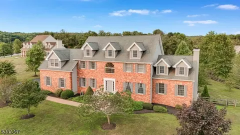 8 Hemingway Dr, Milford, NJ 08848