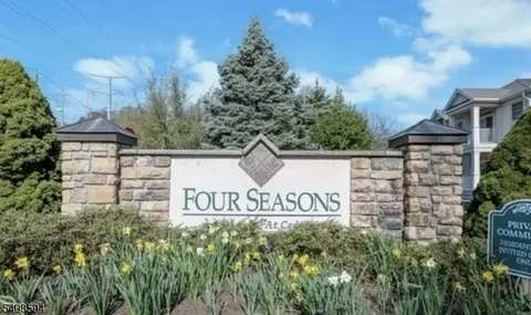 811 Holly Ln #811, Cedar Grove, NJ 07009