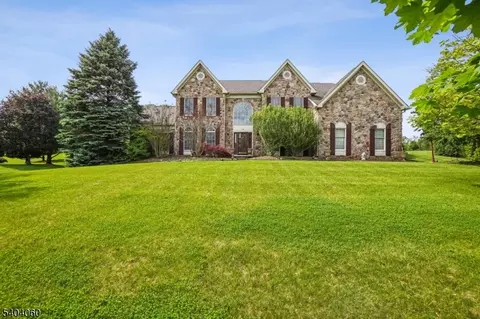16 Surry Lane16, Asbury, NJ 08802