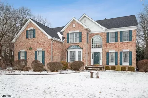 4 Alpaugh Dr, Asbury, NJ 08802