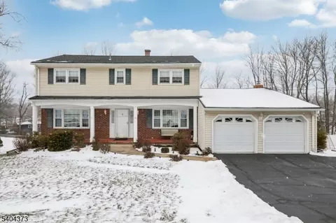 29 Joyce Dr, Succasunna, NJ 07876