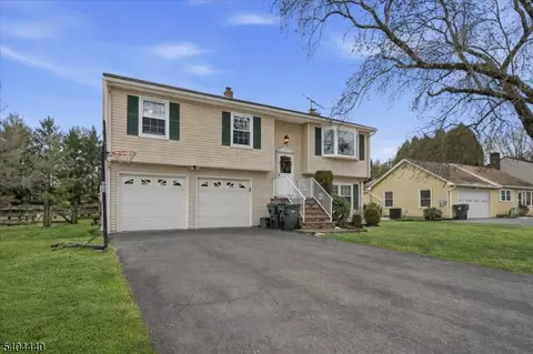 8 Village Ct, Flemington, NJ 08822