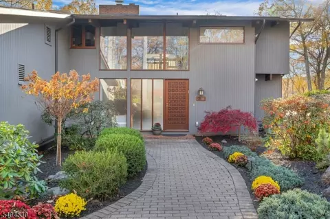 39 Woodland Rd, Brookside, NJ 07926
