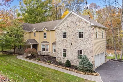 21 Angus Ln, Warren, NJ 07059