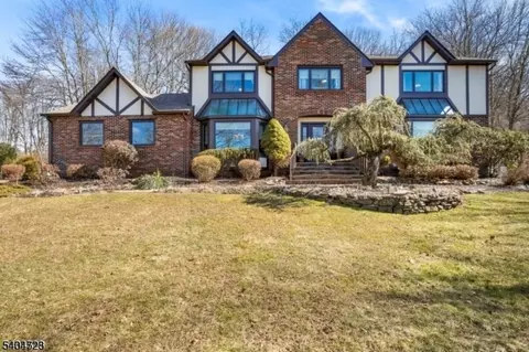 5 Merrimac Rd, Randolph, NJ 07869