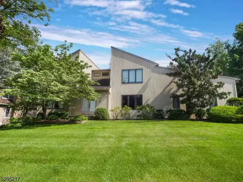 5 Bourbon St, Wayne, NJ 07470