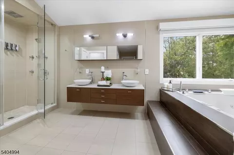 Bath - 827 Alden Rd, Paramus, NJ 07652 photo 2 of 6