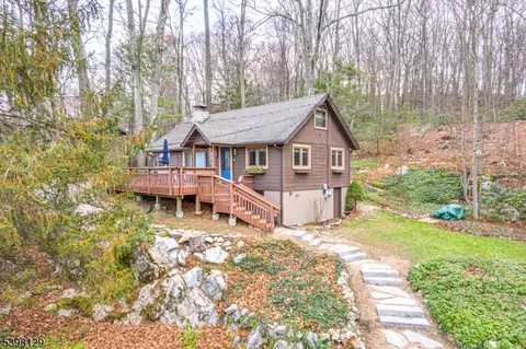 1024 Lakeside Dr, Highland Lakes, NJ 07422
