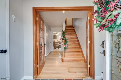 Entry Way - 228 Oneida Pl, North Plainfield, NJ 07060 photo 2 of 7