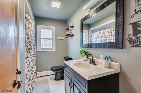 Bath - 228 Oneida Pl, North Plainfield, NJ 07060 photo 2 of 3