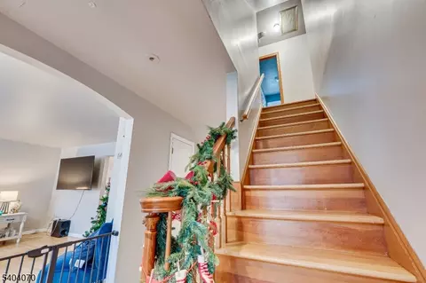 Entry Way - 228 Oneida Pl, North Plainfield, NJ 07060 photo 3 of 7