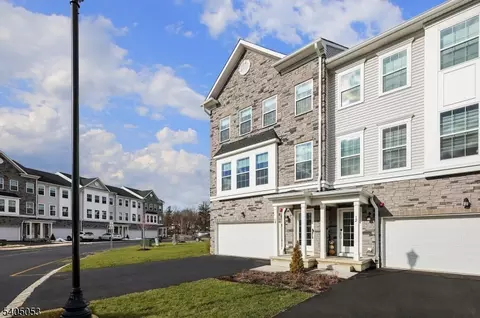 10 Dorchester Ln #10, East Hanover, NJ 07936