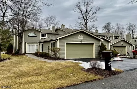 33 Stone Row Ln, Oak Ridge, NJ 07438