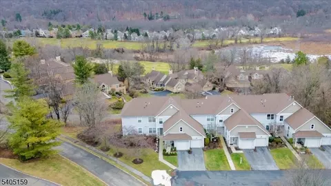 33 Eagles Nest Ln, Hamburg, NJ 07419