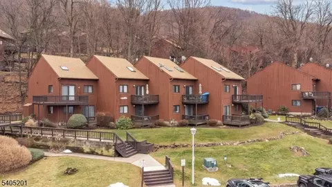 3 Deer Valley Ln #1, Vernon, NJ 07462