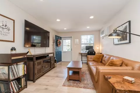 103 Woodcrest Dr, Morristown, NJ 07960