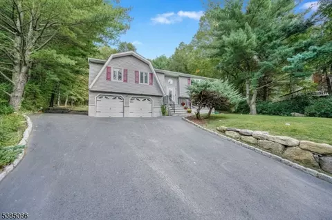 18 Juniper Ter, Ringwood, NJ 07456