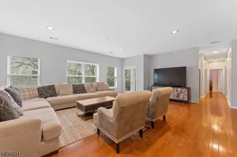 511 Brittany Dr, Wayne, NJ 07470 photo 3
