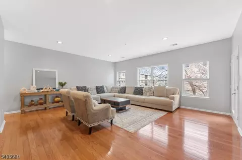 511 Brittany Dr, Wayne, NJ 07470 photo 2