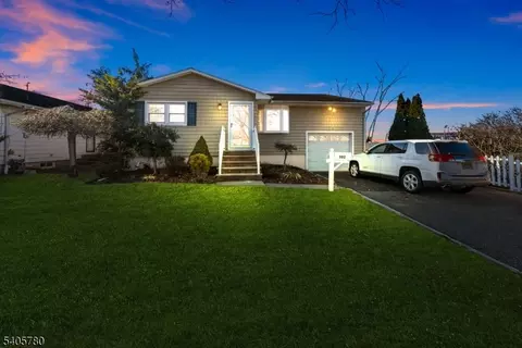 302 New York Ave, Clark, NJ 07066