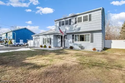 21 Beacon Rd, Hopatcong, NJ 07843