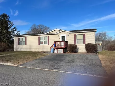 92 New St, Oxford, NJ 07863