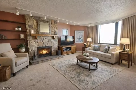 1527 Harmon Cove Tower, Secaucus, NJ 07094
