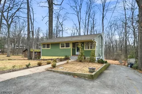 19 Windy Bush Ln, Sparta, NJ 07871