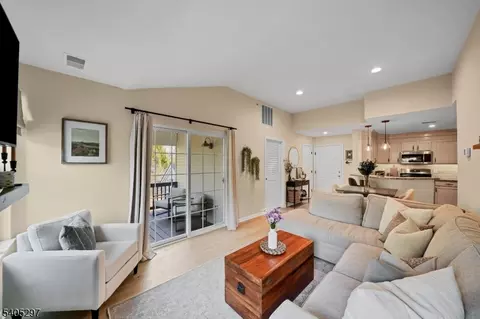 654 Honeybrook Cir, Stewartsville, NJ 08886