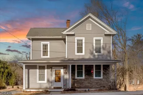42 Main St, Hampton, NJ 08827