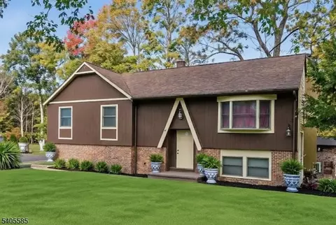 17 Brookwood Dr, Stanhope, NJ 07874