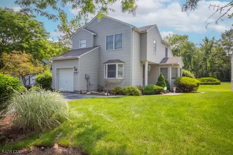 18 Mountain View Ct, Hamburg, NJ 07419