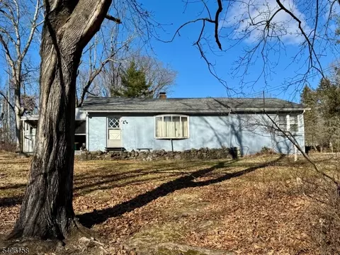75 Rutherford Dr, Belvidere, NJ 07823