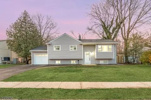 139 Lee Dr, Middlesex, NJ 08846