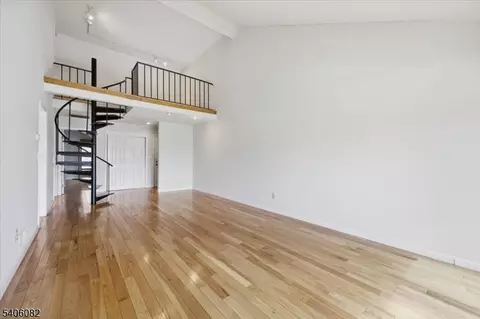 28 Sunrise Dr, Gillette, NJ 07933