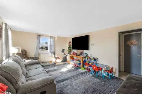 101 Lorraine Ave, Middlesex, NJ 08846 photo 4