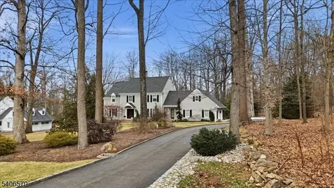 122 Old Stirling Rd, Warren, NJ 07059